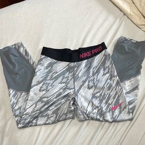 Girl’s Nike Pro Capri leggings.